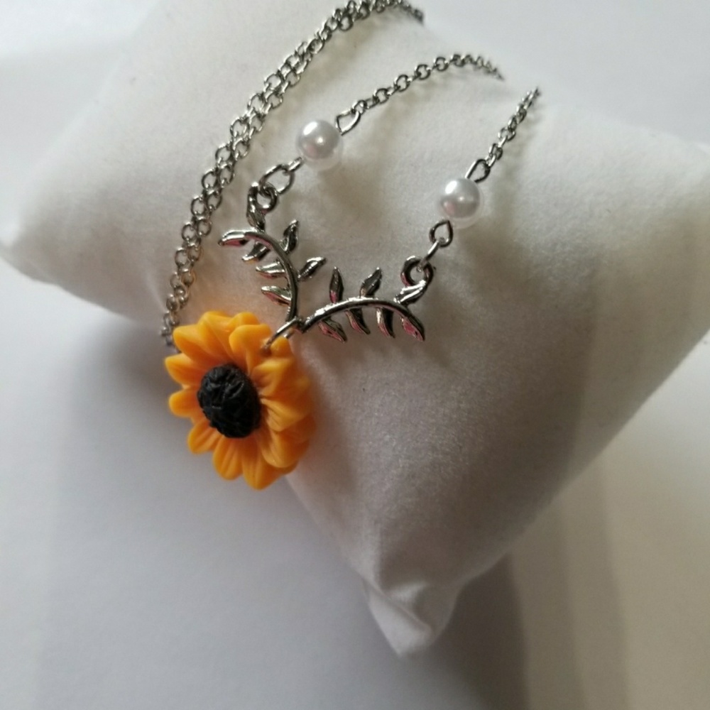 DELICATE SUNFLOWER PENDANT NECKLACE - Picture 7 of 8